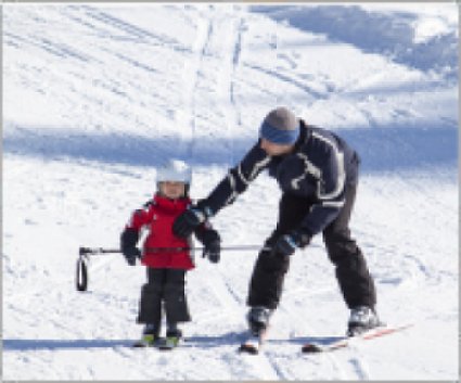 Kind lernt skifahren